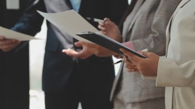 Kapat. İş yerinde çalışan iş ekibi..