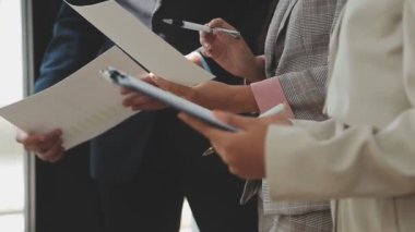 Şirket üyeleri, iş ve finans prensiplerinin özünü gösteren, modern bir ofiste yeni bir iş projesi üzerinde tartışıyorlar.