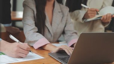 İş ekibi toplantısı yeni bir başlangıç projesi üzerinde çalışıyor, verileri tartışıyor ve analiz ediyor çizelgeler ve grafikler. Dijital tablet, hesap makinesi, dizüstü bilgisayar kullanımı. İş finans ve muhasebe kavramı.