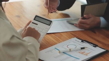 İş adamları ofiste mali raporları tartışıyor