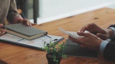 İş adamları ofiste mali raporları tartışıyor