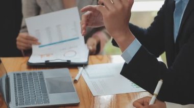 Şirket üyeleri, iş ve finans prensiplerinin özünü gösteren, modern bir ofiste yeni bir iş projesi üzerinde tartışıyorlar.