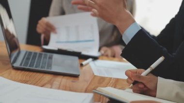 İş ekibi toplantısı yeni bir başlangıç projesi üzerinde çalışıyor, verileri tartışıyor ve analiz ediyor çizelgeler ve grafikler. Dijital tablet, hesap makinesi, dizüstü bilgisayar kullanımı. İş finans ve muhasebe kavramı.