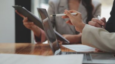 İş ekibi toplantısı yeni bir başlangıç projesi üzerinde çalışıyor, verileri tartışıyor ve analiz ediyor çizelgeler ve grafikler. Dijital tablet, hesap makinesi, dizüstü bilgisayar kullanımı. İş finans ve muhasebe kavramı.