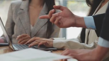 İş ekibi toplantısı yeni bir başlangıç projesi üzerinde çalışıyor, verileri tartışıyor ve analiz ediyor çizelgeler ve grafikler. Dijital tablet, hesap makinesi, dizüstü bilgisayar kullanımı. İş finans ve muhasebe kavramı.