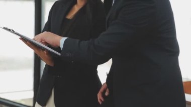 Şirket üyeleri, iş ve finans prensiplerinin özünü gösteren, modern bir ofiste yeni bir iş projesi üzerinde tartışıyorlar.