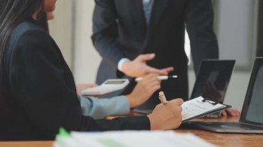 İş ekibi toplantısı yeni bir başlangıç projesi üzerinde çalışıyor, verileri tartışıyor ve analiz ediyor çizelgeler ve grafikler. İş finans ve muhasebe kavramı.
