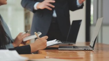 İş ekibi toplantısı yeni bir başlangıç projesi üzerinde çalışıyor, verileri tartışıyor ve analiz ediyor çizelgeler ve grafikler. Dijital tablet, hesap makinesi, dizüstü bilgisayar kullanımı. İş finans ve muhasebe kavramı.