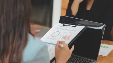 İş ekibi toplantısı yeni bir başlangıç projesi üzerinde çalışıyor, verileri tartışıyor ve analiz ediyor çizelgeler ve grafikler. İş finans ve muhasebe kavramı.