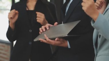 Şirket üyeleri, iş ve finans prensiplerinin özünü gösteren, modern bir ofiste yeni bir iş projesi üzerinde tartışıyorlar.