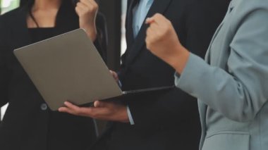 Bir grup genç iş adamı şık bir ofiste duruyor ve yeni proje, iş ve finans kavramını tartışıyorlar..