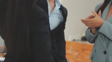 Şirket üyeleri, iş ve finans prensiplerinin özünü gösteren, modern bir ofiste yeni bir iş projesi üzerinde tartışıyorlar.