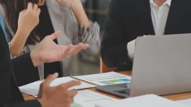 İş ekibi toplantısı yeni bir başlangıç projesi üzerinde çalışıyor, verileri tartışıyor ve analiz ediyor çizelgeler ve grafikler. İş finans ve muhasebe kavramı.