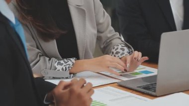 İş ekibi toplantısı yeni bir başlangıç projesi üzerinde çalışıyor, verileri tartışıyor ve analiz ediyor çizelgeler ve grafikler. İş finans ve muhasebe kavramı.
