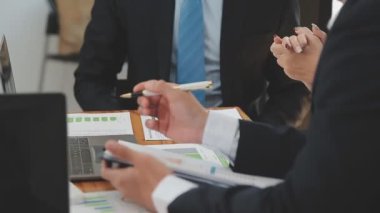İş ekibi toplantısı yeni bir başlangıç projesi üzerinde çalışıyor, verileri tartışıyor ve analiz ediyor çizelgeler ve grafikler. İş finans ve muhasebe kavramı.