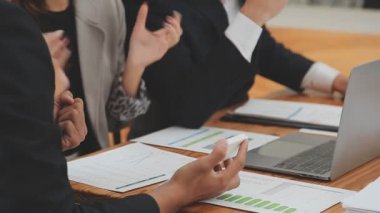 İş ekibi toplantısı yeni bir başlangıç projesi üzerinde çalışıyor, verileri tartışıyor ve analiz ediyor çizelgeler ve grafikler. İş finans ve muhasebe kavramı.