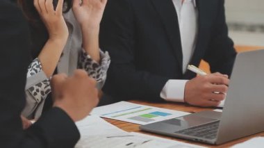 İş ekibi toplantısı yeni bir başlangıç projesi üzerinde çalışıyor, verileri tartışıyor ve analiz ediyor çizelgeler ve grafikler. İş finans ve muhasebe kavramı.