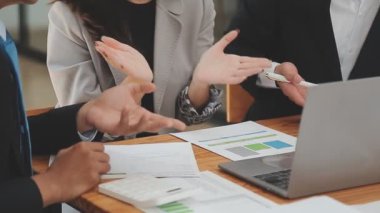 İş ekibi toplantısı yeni bir başlangıç projesi üzerinde çalışıyor, verileri tartışıyor ve analiz ediyor çizelgeler ve grafikler. İş finans ve muhasebe kavramı.