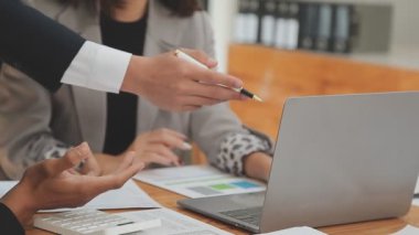 İş ekibi toplantısı yeni bir başlangıç projesi üzerinde çalışıyor, verileri tartışıyor ve analiz ediyor çizelgeler ve grafikler. İş finans ve muhasebe kavramı.