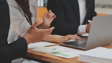 İş ekibi toplantısı yeni bir başlangıç projesi üzerinde çalışıyor, verileri tartışıyor ve analiz ediyor çizelgeler ve grafikler. İş finans ve muhasebe kavramı.