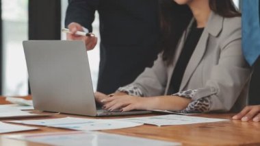 İş ekibi toplantısı yeni bir başlangıç projesi üzerinde çalışıyor, verileri tartışıyor ve analiz ediyor çizelgeler ve grafikler. İş finans ve muhasebe kavramı.