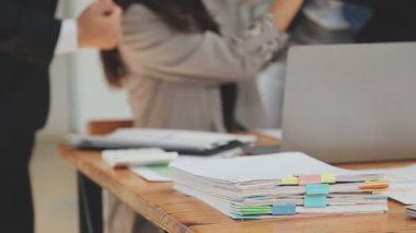 İş ekibi toplantısı yeni bir başlangıç projesi üzerinde çalışıyor, verileri tartışıyor ve analiz ediyor çizelgeler ve grafikler. İş finans ve muhasebe kavramı.
