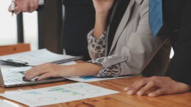 İş ekibi toplantısı yeni bir başlangıç projesi üzerinde çalışıyor, verileri tartışıyor ve analiz ediyor çizelgeler ve grafikler. İş finans ve muhasebe kavramı.