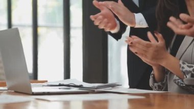 İş ekibi başarıyı ve başarıyı kutladı