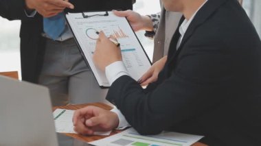 İş ekibi toplantısı yeni bir başlangıç projesi üzerinde çalışıyor, verileri tartışıyor ve analiz ediyor çizelgeler ve grafikler. İş finans ve muhasebe kavramı.