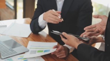 İş ekibi toplantısı yeni bir başlangıç projesi üzerinde çalışıyor, verileri tartışıyor ve analiz ediyor çizelgeler ve grafikler. İş finans ve muhasebe kavramı.