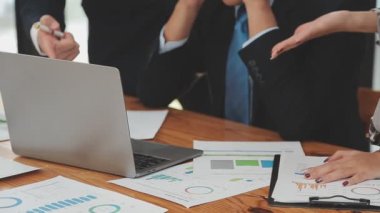 İş ekibi toplantısı yeni bir başlangıç projesi üzerinde çalışıyor, verileri tartışıyor ve analiz ediyor çizelgeler ve grafikler. İş finans ve muhasebe kavramı.