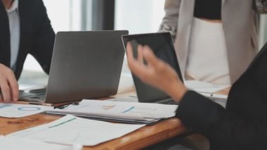 İş ekibi toplantısı yeni bir başlangıç projesi üzerinde çalışıyor, verileri tartışıyor ve analiz ediyor çizelgeler ve grafikler. İş finans ve muhasebe kavramı.