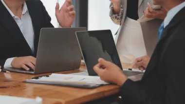 İş ekibi toplantısı yeni bir başlangıç projesi üzerinde çalışıyor, verileri tartışıyor ve analiz ediyor çizelgeler ve grafikler. İş finans ve muhasebe kavramı.