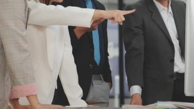 İş kadını grafiğe işaret ediyor