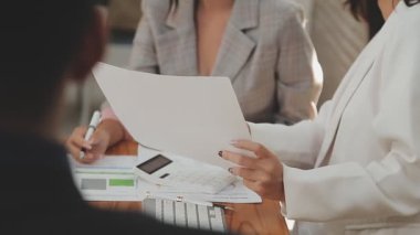 İş ekibi toplantısı yeni bir başlangıç projesi üzerinde çalışıyor, verileri tartışıyor ve analiz ediyor çizelgeler ve grafikler. İş finans ve muhasebe kavramı.