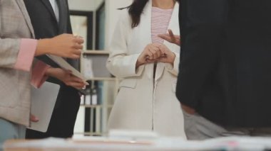 Şirket üyeleri, iş ve finans prensiplerinin özünü gösteren, modern bir ofiste yeni bir iş projesi üzerinde tartışıyorlar.