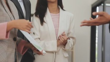 Şirket üyeleri, iş ve finans prensiplerinin özünü gösteren, modern bir ofiste yeni bir iş projesi üzerinde tartışıyorlar.