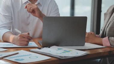 İş ekibi toplantısı yeni bir başlangıç projesi üzerinde çalışıyor, verileri tartışıyor ve analiz ediyor çizelgeler ve grafikler. İş finans ve muhasebe kavramı.