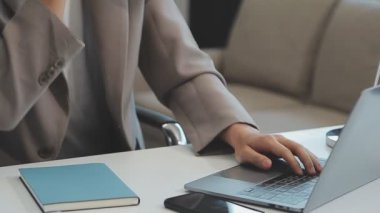 Modern bir ofis içinde görevlerini yapan genç profesyonel bir kadının portresi iş ve finans dünyasının özünü gözler önüne seriyor..