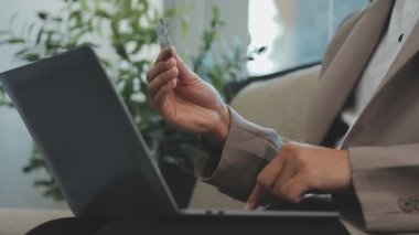 Ofiste akıllı telefon kullanan işadamını kapat.