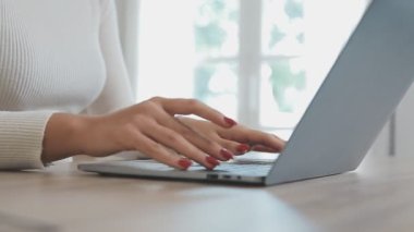 Bilgisayarda çalışan genç iş kadınının portresi modern bir ofis, iş ve finans konsepti arka planında.