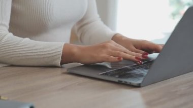 Modern bir ofis içinde görevlerini yapan genç profesyonel bir kadının portresi iş ve finans dünyasının özünü gözler önüne seriyor..