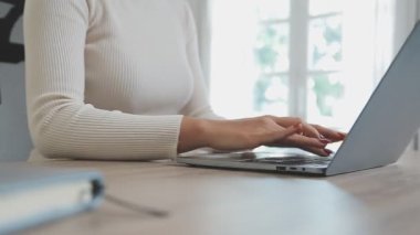 Modern bir ofis içinde görevlerini yapan genç profesyonel bir kadının portresi iş ve finans dünyasının özünü gözler önüne seriyor..