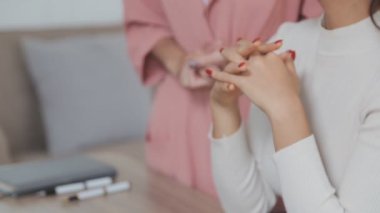 Ofiste çalışan kendinden emin iki genç iş kadını.