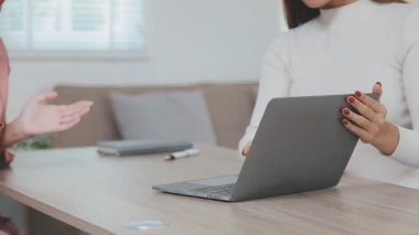 Ofiste çalışan kendinden emin iki genç iş kadını.