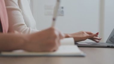 Ofiste çalışan kendinden emin iki genç iş kadını.