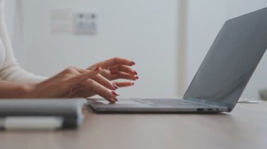 Bilgisayarda çalışan genç iş kadınının portresi modern bir ofis, iş ve finans konsepti arka planında.
