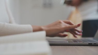 Bilgisayarda çalışan genç iş kadınının portresi modern bir ofis, iş ve finans konsepti arka planında.