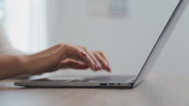 Bilgisayarda çalışan genç iş kadınının portresi modern bir ofis, iş ve finans konsepti arka planında.
