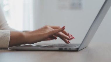 Modern bir ofis içinde görevlerini yapan genç profesyonel bir kadının portresi iş ve finans dünyasının özünü gözler önüne seriyor..